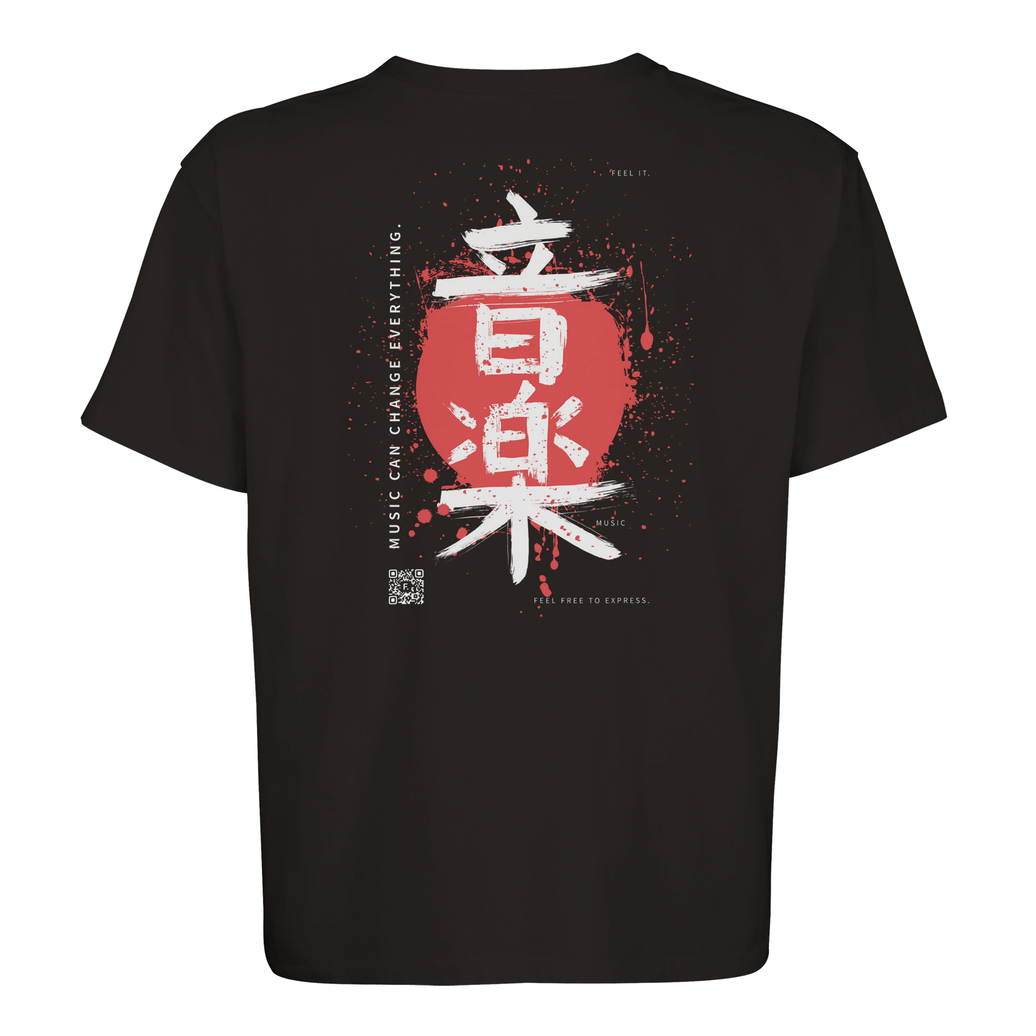 T-shirt MUSIC JAPANESE nera oversize con caratteri giapponesi rossi in stile grunge, schizzi di vernice e codice QR su sfondo scuro, design artistico urbano contemporaneo con calligrafia orientale